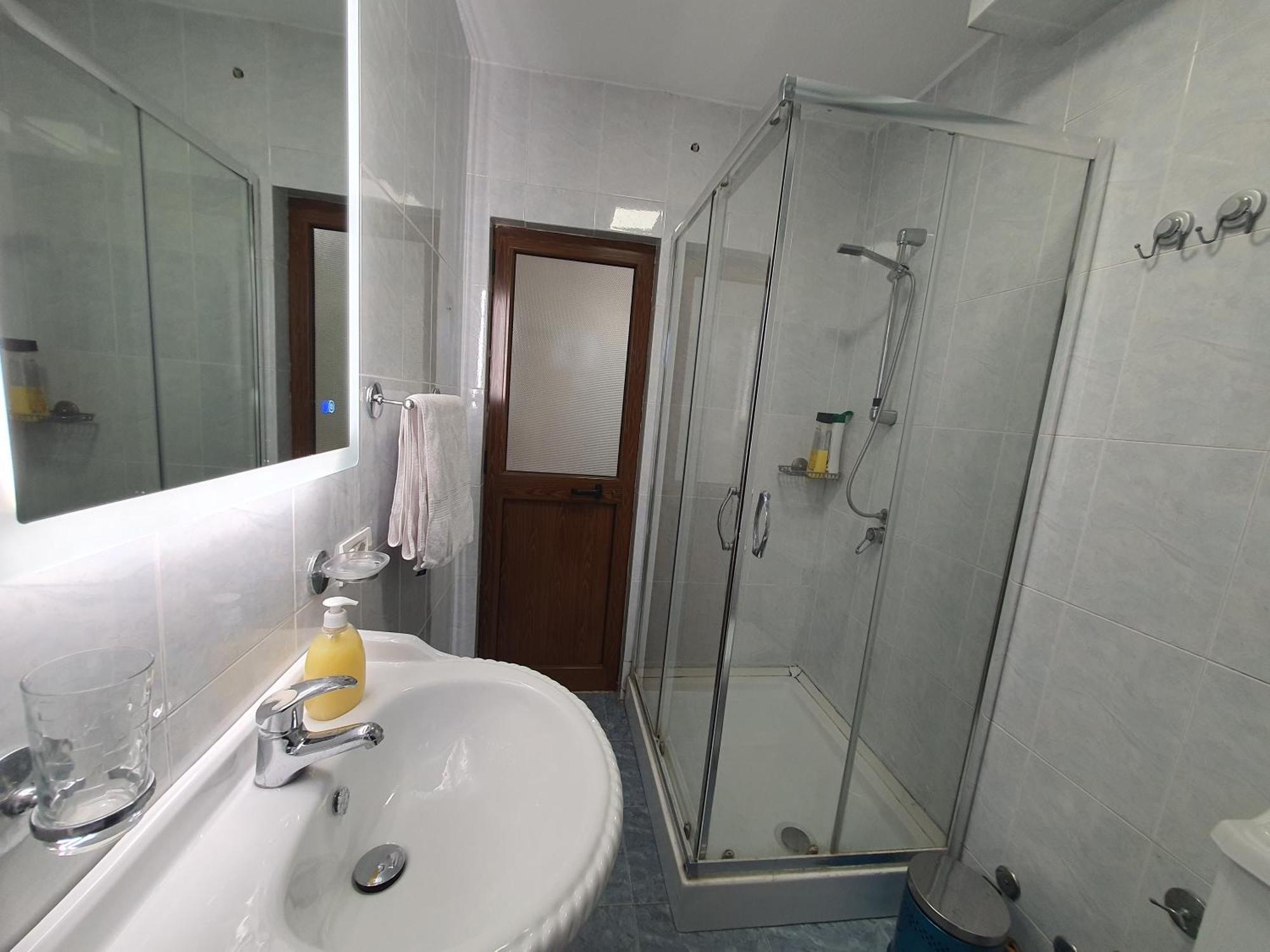 Central Home Away From Home ชโคเดอร์ ภายนอก รูปภาพ